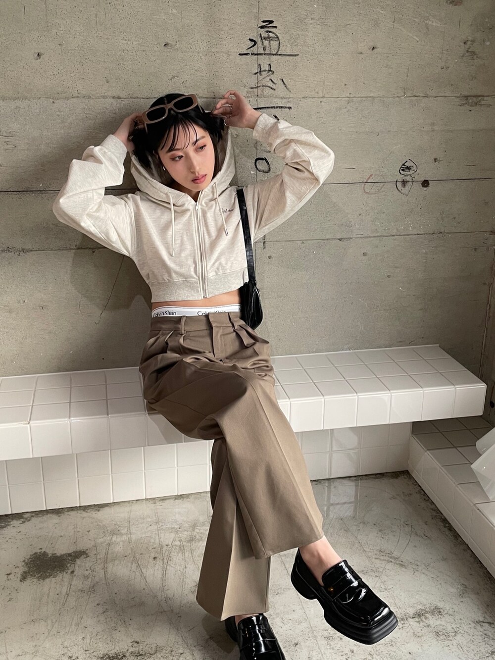 「春服デビュー宣言、レイヤードスタイル、淡色コーデ、プチプラ、ストリート、ローファー、春服みてみて、スウェット、スラックス、オトナカジュアル、韓国ファッション、韓国ストリート、ワントーンコーデ、パーカー、スクエアトゥ」｜「EPIMI E'PIMMYのツータックワイドスラックス（スラックス、ブラウン系）」を使った、EPIMI ÉPIMMYさん（レディース・163cm）の春コーディネートの4枚目の写真