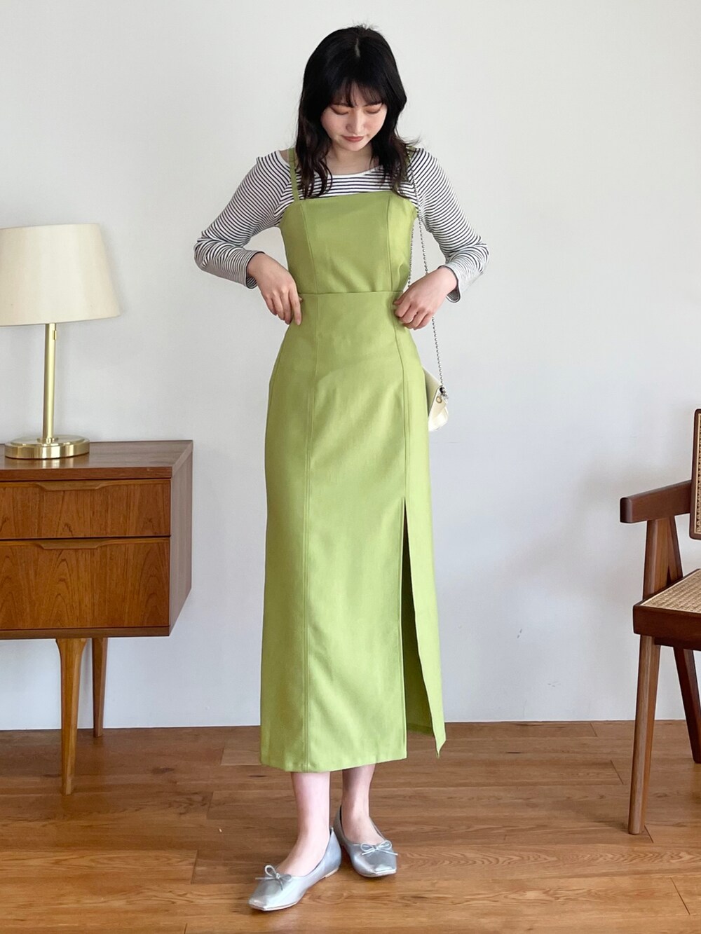 「秋のコーデ、秋服準備はじめました、秋先取りコーデ、ロングワンピース、グリーン、着回しコーデ、キャミワンピース、キャミワンピ、ワンピース、レイヤードスタイル、バレエシューズ、カラーコーデ、ピスタチオ、プチプラ、ワントーンコーデ」｜「EPIMI E'PIMMYのフェイクレザーボストンバッグ（ボストンバッグ、ブラウン系）」を使った、EPIMI ÉPIMMYさん（レディース・164cm）の夏コーディネートの4枚目の写真