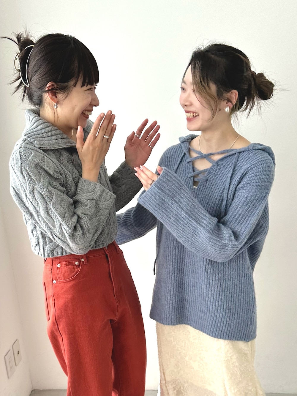「休日スタイル、デニム、ニット、淡色コーデ、ストリート、ビッグシルエット、レイヤードスタイル、ブーツ、リンクコーデ、シミラールック、ジップアップ、カラーパンツ、キャミワンピ、お出かけコーデ、冬を彩る色いろコーデ」｜「EPIMI E'PIMMYの【ハンドウォッシャブル】ケーブルジップカーディガン（カーディガン/ボレロ、グレー系）」を使った、EPIMI ÉPIMMYさん（レディース・160cm）の秋コーディネートの4枚目の写真