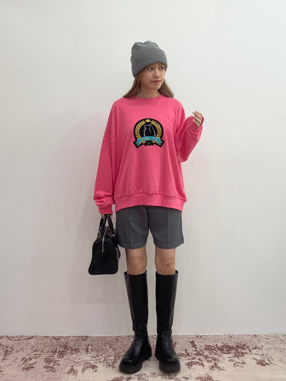 「y2k、ロングブーツ、ストリート、プチプラ、韓国ファッション、ボストンバッグ、秋服準備はじめました、スウェット、ボリューム袖、ピンク、カラーコーデ、ニット帽、トレンド、韓国コーデ、プチプラコーデ」｜「EPIMI E'PIMMYの〈ユニセックス〉バリエリブニットキャップ（ニットキャップ/ビーニー、グレー系）」を使った、EPIMI ÉPIMMYさん（レディース・158cm）の秋コーディネートの2枚目の写真
