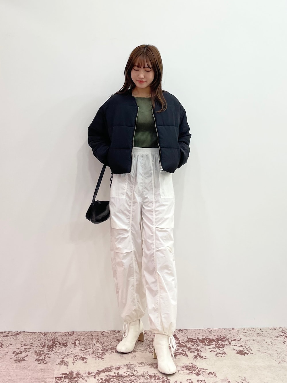 ホワイト系のカーゴパンツ、ブラック系のダウンジャケット/コート、その他のその他を着用したレディースの冬コーディネートの2枚目の写真