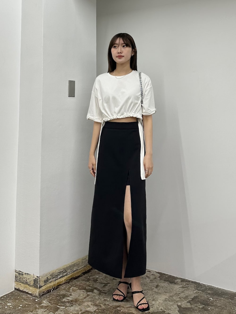 「みんなの白Tフェス、オトナ女子、プチプラ、ストリート、フェススタイル、韓国ファッション、ロゴT、お出かけコーデ、夏セールで買いました、スリットスカート、モノトーンコーデ、クロップドトップス、肌見せ、シンプルコーデ、ロングスカート」｜「EPIMI E'PIMMYの〈取り外し可能〉レイヤードスリットスカート（スカート、ブラック系）」を使った、EPIMI ÉPIMMYさん（レディース・164cm）の夏コーディネートの2枚目の写真