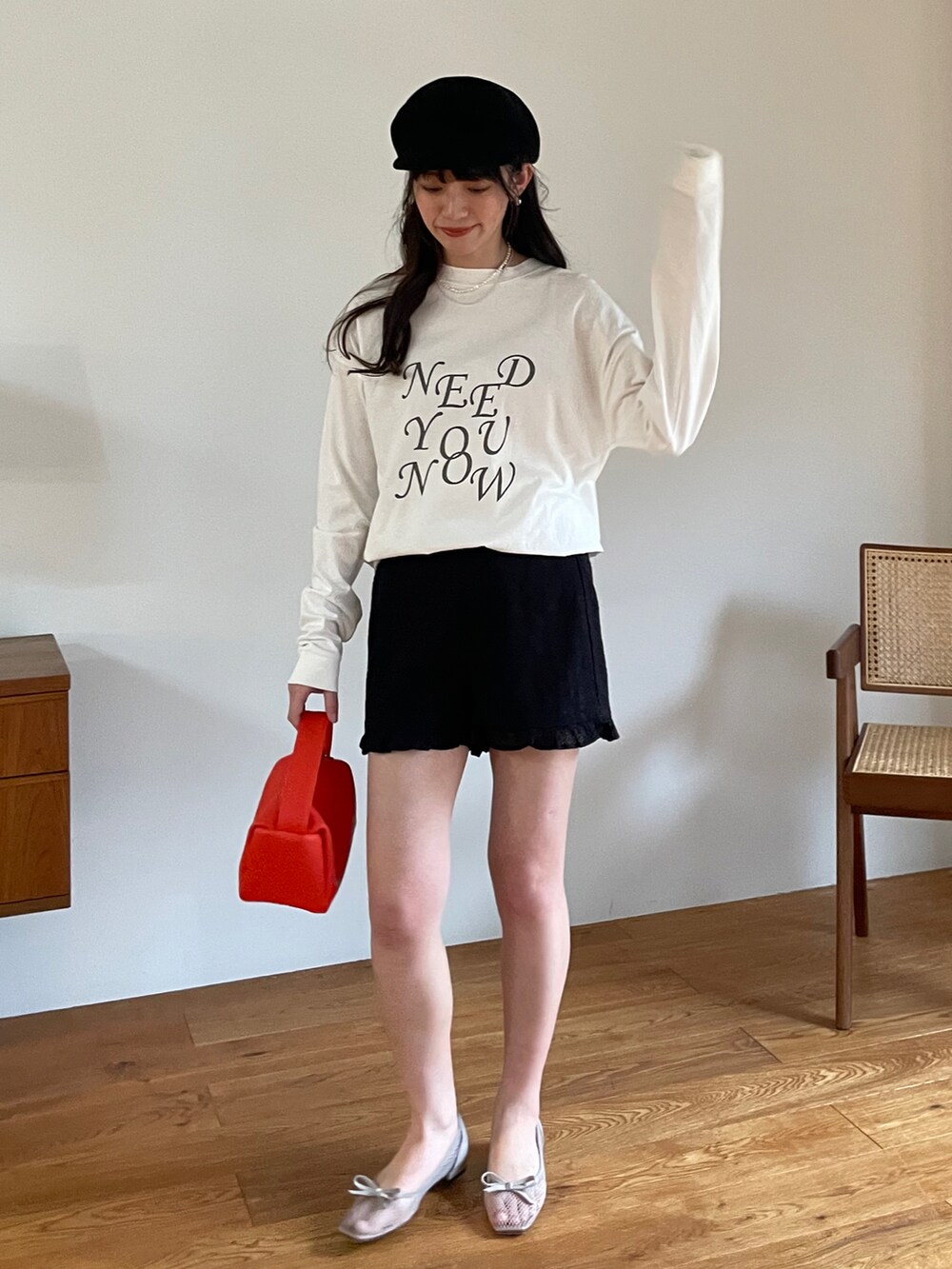 「私の推しブランド、ビッグカラー、モード、韓国ファッション、プチプラ、モノトーン、ワントーンコーデ、レイヤードスタイル、モード系女子、コンバース、プチプラコーデ、ショートパンツ、ニットショーパン、ニットショートパンツ、ブラックコーデ」｜「EPIMI E'PIMMYの〈Set upにも〉ビックカラーコットンレースブラウス（シャツ/ブラウス、ベージュ系）」を使った、EPIMI ÉPIMMYさん（レディース・159cm）の冬コーディネートの4枚目の写真
