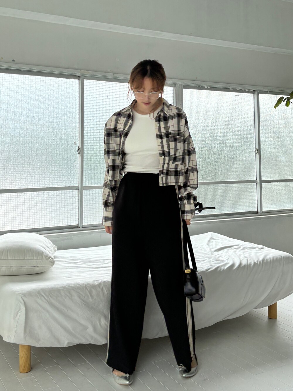 ホワイト系のシャツ/ブラウス、ブラック系のその他パンツ、ホワイト系のタンクトップを着用したレディースの秋コーディネートの2枚目の写真