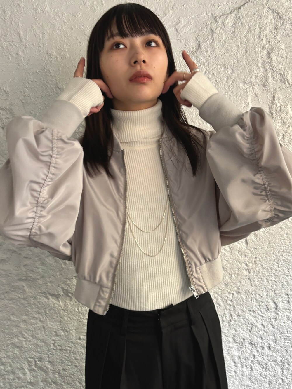 「新星WEARISTAにエントリー、レイヤードスタイル、韓国ファッション、休日スタイル、冬アウター、クリスマスに着たい服、マイベストコーデ2023、お出かけコーデ、プチプラ、きれいめカジュアル、タートルネック、ストリート、シンプルスタイル、MA-1、スラックス」｜「EPIMI E'PIMMYのツータックワイドスラックス（スラックス、ブラック系）」を使った、EPIMI ÉPIMMYさん（レディース・166cm）の冬コーディネートの5枚目の写真