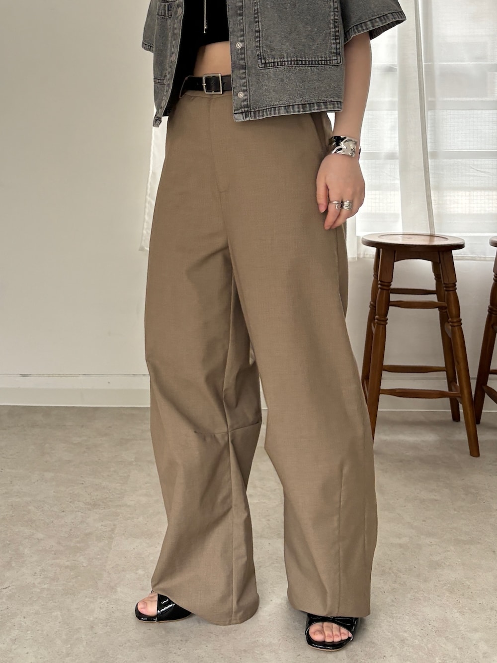 ベージュ系のスラックス、ブラック系のシャツ/ブラウス、ブラック系のチューブトップを着用したレディースの春コーディネートの4枚目の写真