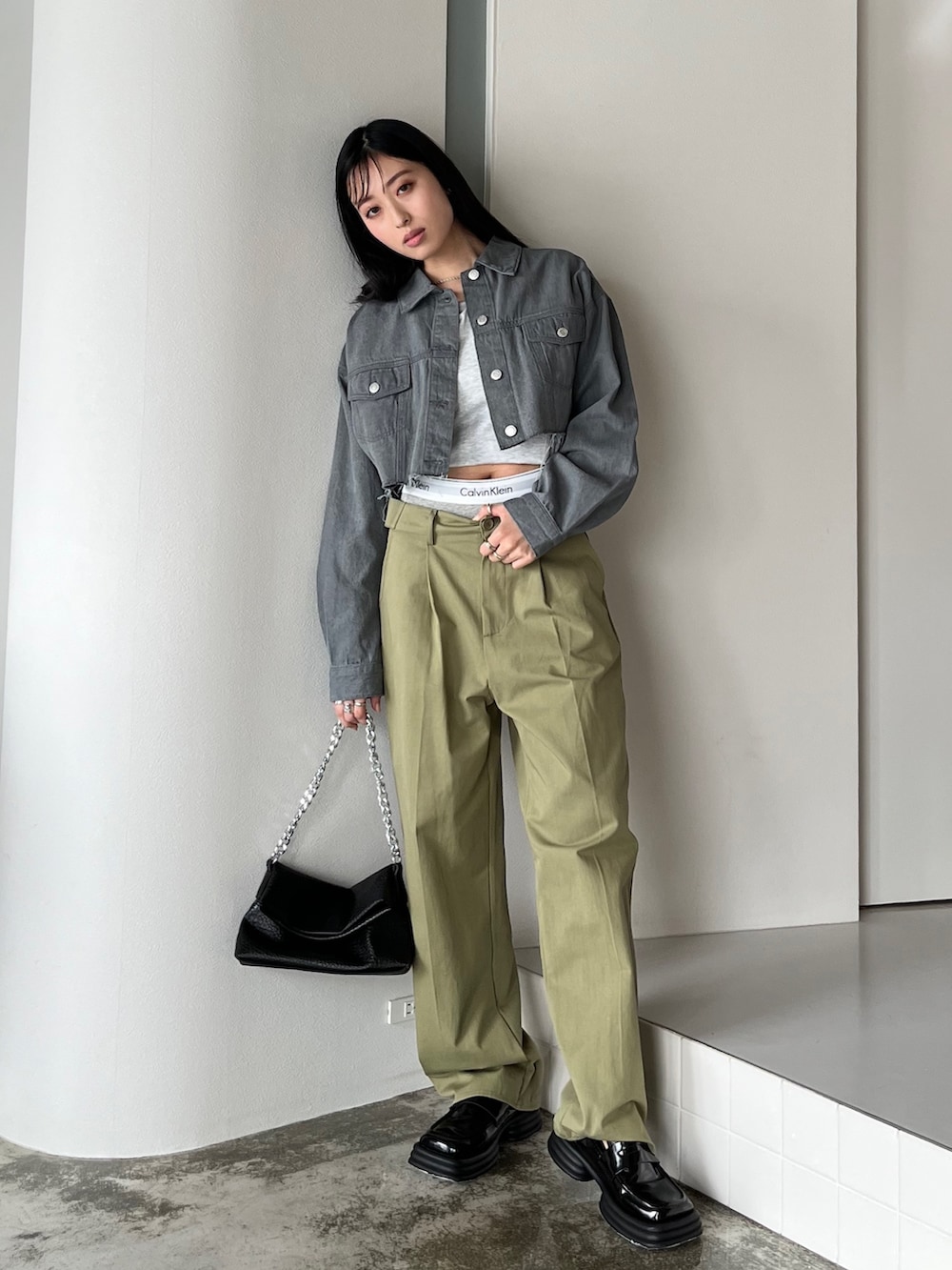 「ほめられ本命コーデ、韓国ファッション、メンズコーデ、レイヤードスタイル、ラクチンコーデ、春コーデ、パンツスタイル、Gジャン、ショート丈、チノパン、腰パン、ストリート、韓国ストリート、カジュアルコーデ、いまどきジャケット写真」｜「EPIMI E'PIMMYのハイロー２Wayチノパンツ（チノパンツ、グリーン系）」を使った、EPIMI ÉPIMMYさん（レディース・163cm）の冬コーディネートの2枚目の写真