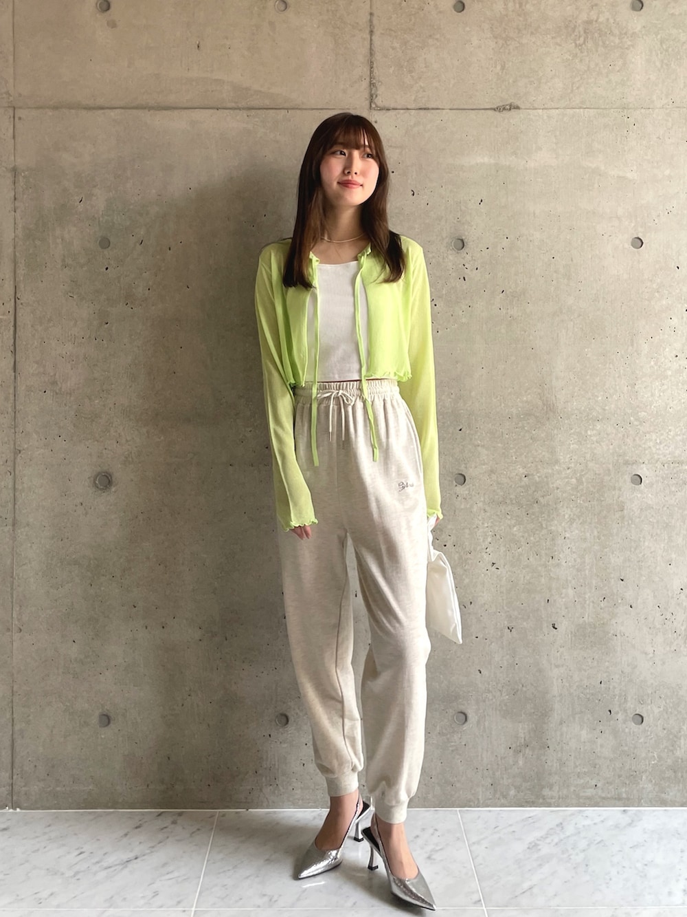 「お出かけコーデ日記、ビタミンカラー、ストリート、厚底シューズ、春夏コーデ、モード、初夏コーデ、楽チンコーデ、韓国ファッション、ダメージデニムパンツ、カーディガン、シアートップス、カラーコーデ、ショート丈トップス、韓国ストリート」｜「EPIMI E'PIMMYのダメージワイドストレートデニム（デニムパンツ、グレー系）」を使った、EPIMI ÉPIMMYさん（レディース・164cm）の春コーディネートの4枚目の写真