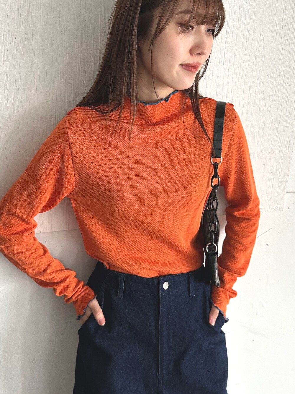 ブルー系のデニムパンツ、オレンジ系のニット/セーター、その他のその他を着用したレディースの夏コーディネートの2枚目の写真