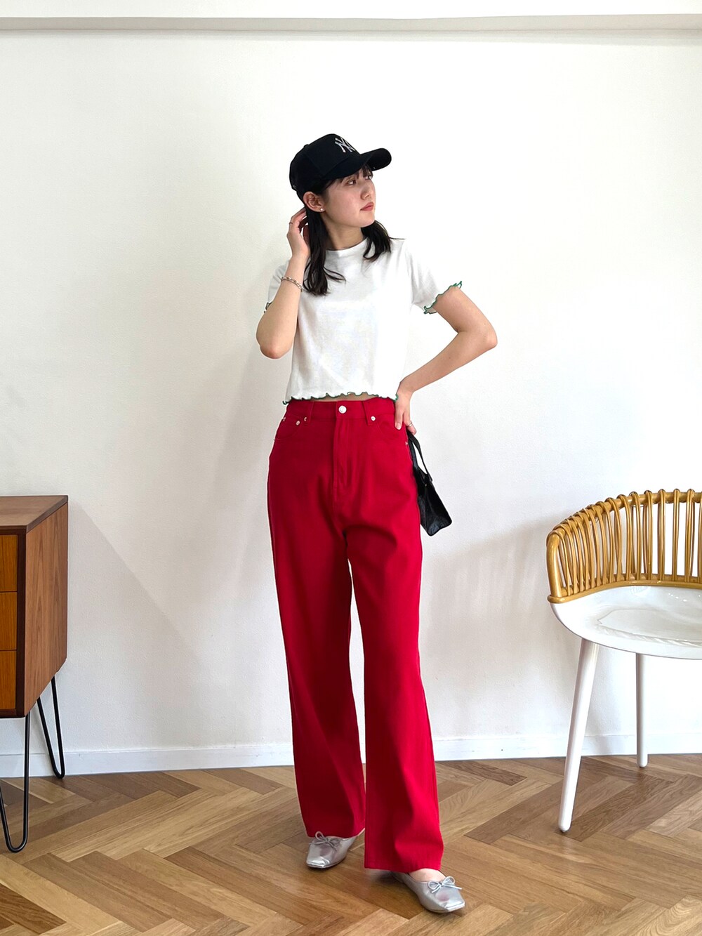 「夏コーデ、シンプル、カジュアルコーデ、ラクチンコーデ、カラー×コーデ、パンツスタイル、デニムパンツ、カラーパンツ、カラーデニム、ショート丈トップス、ストリート、韓国ファッション、プチプラ、プチプラコーデ、韓国コーデ」｜「EPIMI E'PIMMYの配色メローコンパクトリブTシャツ（Tシャツ/カットソー、ホワイト系）」を使った、EPIMI ÉPIMMYさん（レディース・164cm）の春コーディネートの2枚目の写真