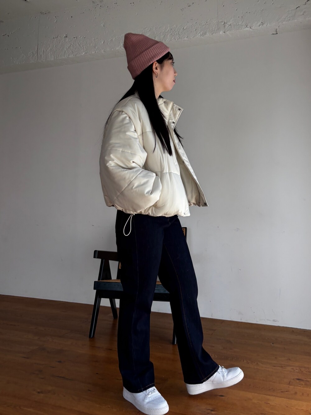 ブルー系のデニムパンツ、ホワイト系のスニーカー、ベージュ系のTシャツ/カットソーを着用したレディースの冬コーディネートの3枚目の写真