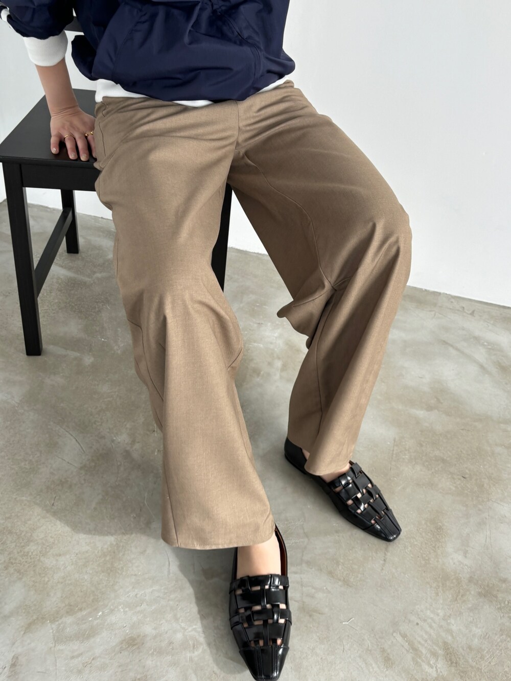 ベージュ系のスラックス、ブルー系のその他アウター、その他のその他を着用したレディースの春コーディネートの5枚目の写真