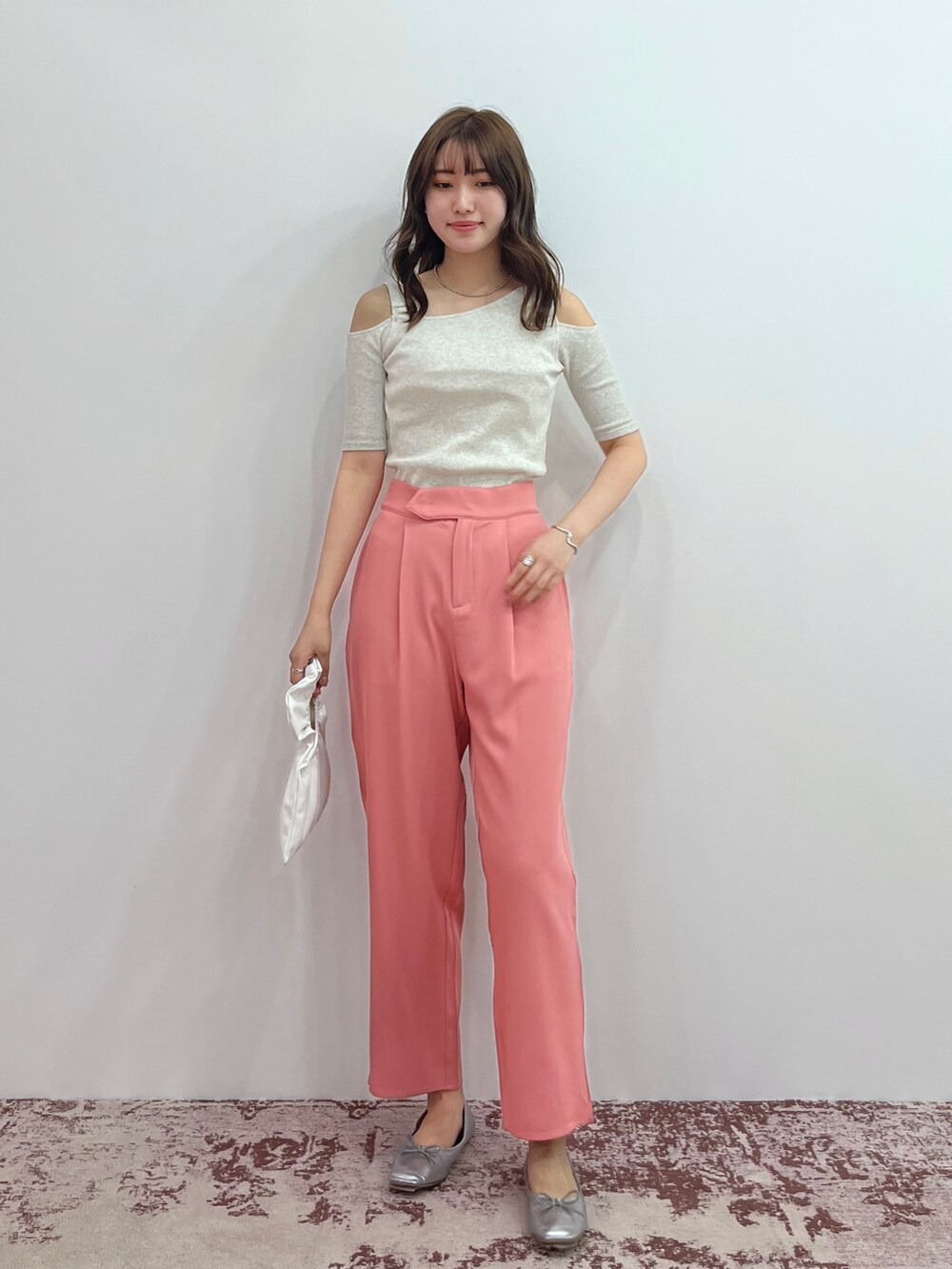 「パンツスタイル、プチプラコーデ、大人かわいい、タックイン、カラーパンツ、カラーコーデ、バレエシューズ、肌見せ、アシメトップス、スラックス、プチプラ、淡色コーデ、淡色女子、韓国ファッション、韓国コーデ」｜「EPIMI E'PIMMYのテープベルトカラーテーパードスラックス（スラックス、オレンジ系）」を使った、EPIMI ÉPIMMYさん（レディース・164cm）の夏コーディネートの2枚目の写真