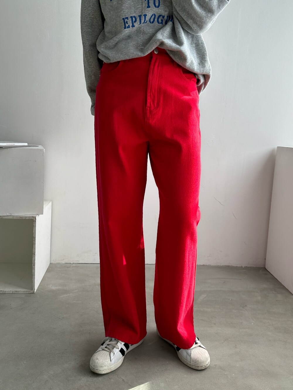 ホワイト系のスニーカー、グレー系のスウェット、その他のその他を着用したレディースの冬コーディネートの4枚目の写真