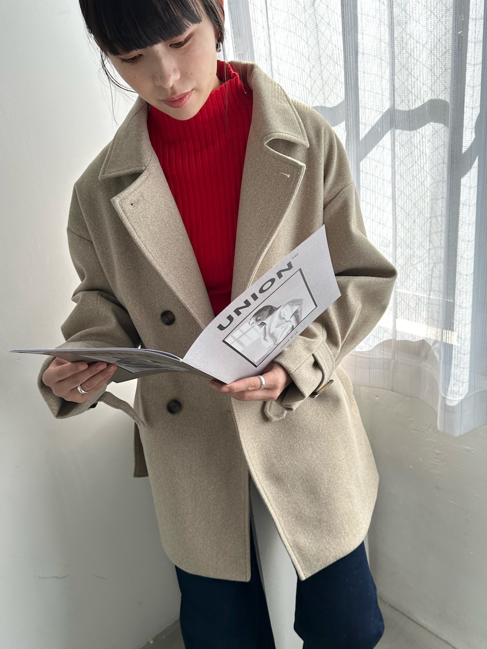 「タートルネック、レイヤードスタイル、韓国ファッション、冬アウター、クリスマスに着たい服、休日スタイル、マイベストコーデ2023、赤、お出かけコーデ、コート、デニム、きれいめカジュアル、バレエシューズ、レオパード、冬を彩る色いろコーデ」｜「EPIMI E'PIMMYのタックスリーブダブルフェイスミドルコート（その他アウター、ベージュ系）」を使った、EPIMI ÉPIMMYさん（レディース・166cm）の冬コーディネートの3枚目の写真
