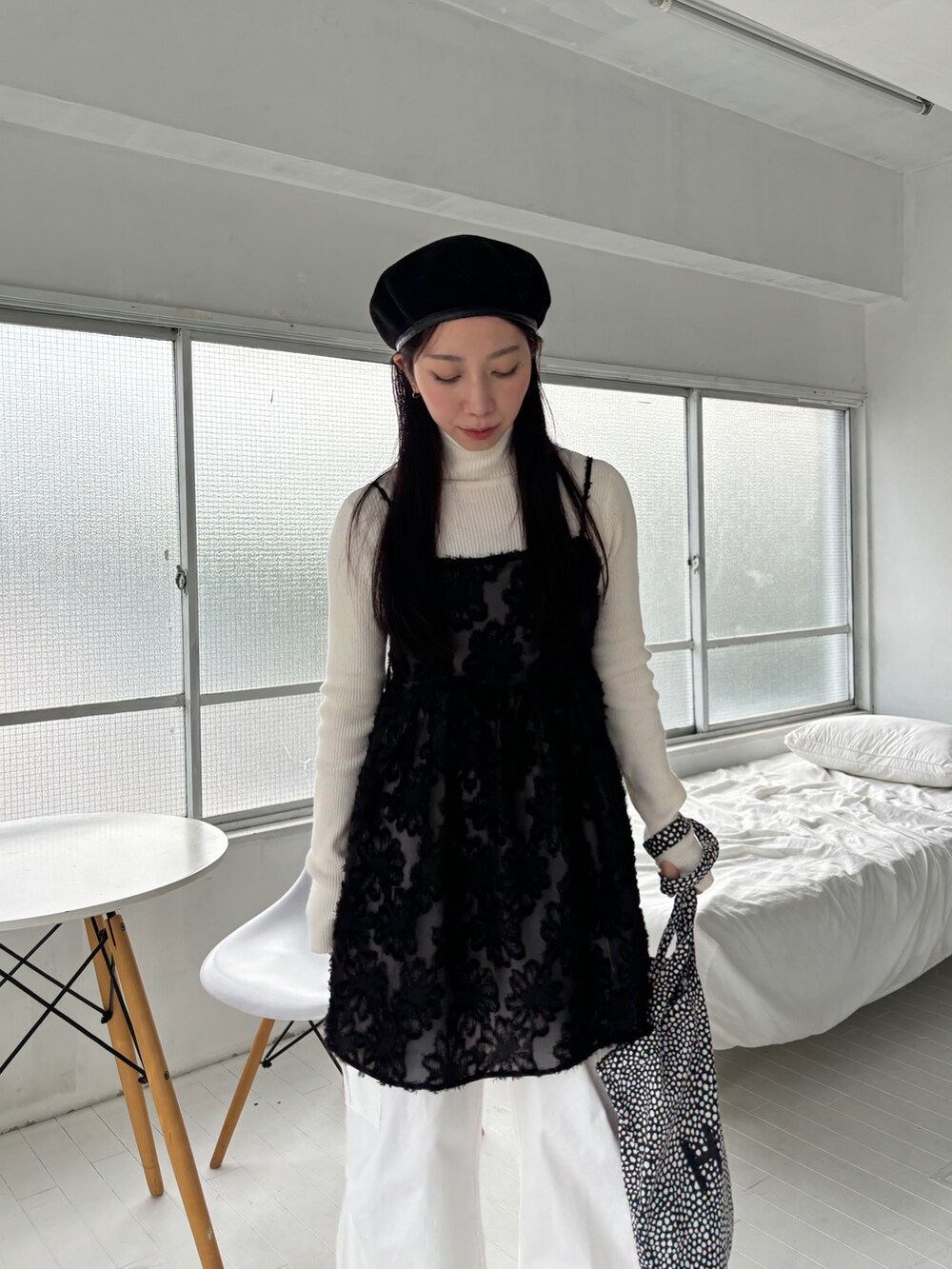 「レイヤードスタイル、秋コーデ、テーマパークコーデ、カジュアルスタイル、オトナ女子、秋服、休日スタイル、着回しコーデ、お出かけコーデ、秋、秋っぽコーデ更新中、高身長女子、大人可愛い、ベレー帽、スニーカーコーデ」｜「EPIMI E'PIMMYのサムホールデザインハイネックリブニット（ニット/セーター、ホワイト系）」を使った、EPIMI ÉPIMMYさん（レディース・162cm）の秋コーディネートの4枚目の写真
