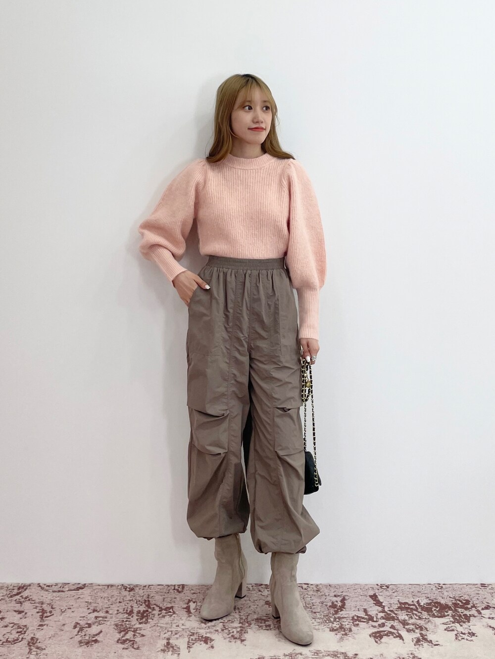 「初秋コーデ、秋服、プチプラコーデ、秋🍁コーデ、秋服準備はじめました、ニット、ロングブーツ、ブーツ、ボストンバッグ、韓国ファッション、フレンチガーリー、ガーリー、雨の日コーデ、ツイード、ボリューム袖」|「EPIMI E'PIMMYの袖ボリュームシャギーニット(ニット/セーター、ピンク系)」を使った、EPIMI ÉPIMMYさん(レディース・158cm)の秋コーディネートの3枚目の写真