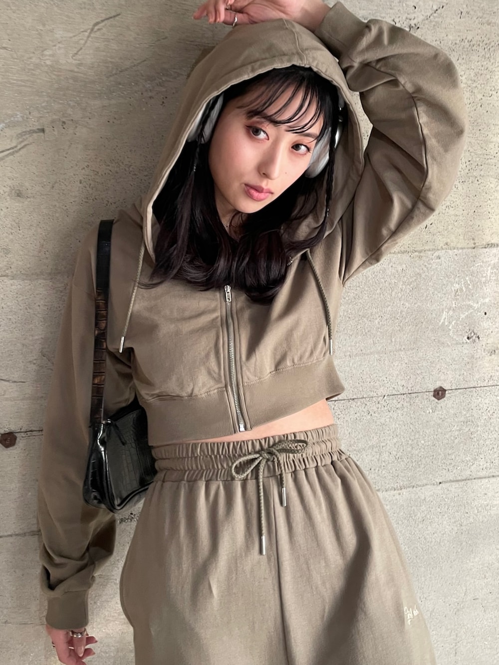 「プチプラ、韓国ファッション、ロゴスウェット、厚底シューズ、シンプルコーデ、パンツスタイル、休日スタイル、カジュアル、セットアップ、パーカー、スウェットパンツ、ワントーンコーデ、ヘッドホン、ストリート、韓国ストリート」｜「EPIMI E'PIMMYの〈Set upにも〉Girl crushスウェットパンツ（スウェットパンツ、グリーン系）」を使った、EPIMI ÉPIMMYさん（レディース・163cm）の冬コーディネートの3枚目の写真