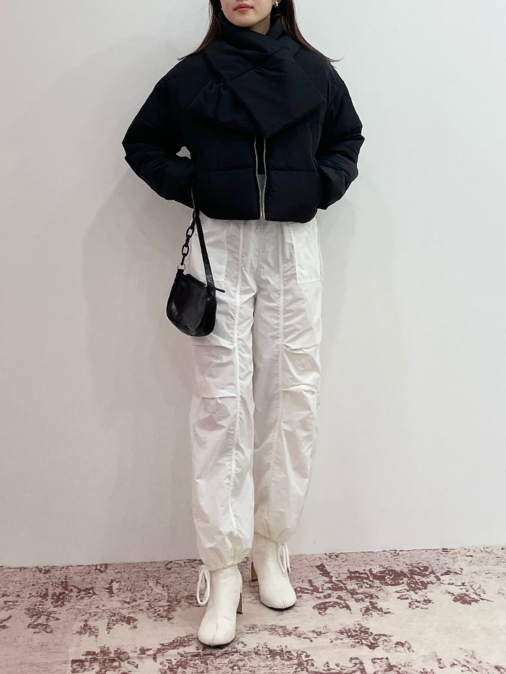 ホワイト系のカーゴパンツ、ブラック系のダウンジャケット/コート、その他のその他を着用したレディースの冬コーディネートの4枚目の写真