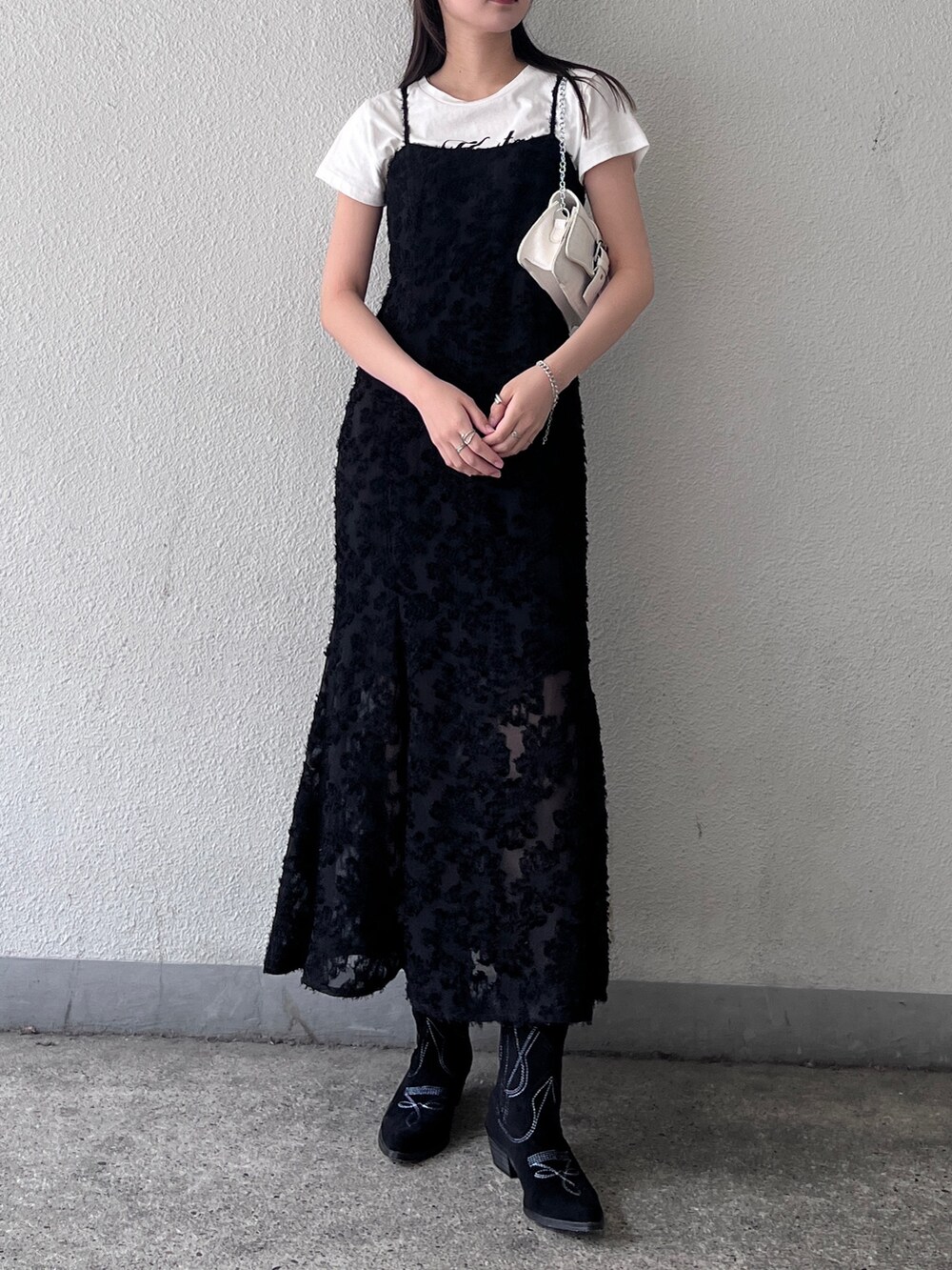 ブラック系のワンピース、ホワイト系のTシャツ/カットソー、その他のその他を着用したレディースの夏コーディネートの2枚目の写真