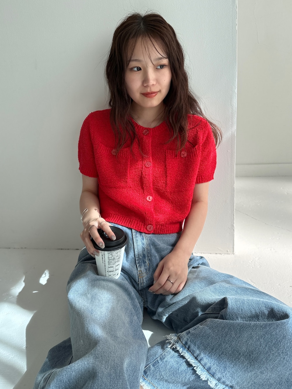 「シンプルコーデ、休日スタイル、スポーツミックス、韓国ファッション、低身長コーデ、きれいめカジュアル、デニム、デートコーデ、夏コーデ、カーディガン、フリンジデニム、赤ニット、シルバー、ショート丈トップス、サマーニット」｜「EPIMI E'PIMMYのダブルフリンジストレートデニム（デニムパンツ、ブルー系）」を使った、EPIMI ÉPIMMYさん（レディース・154cm）の春コーディネートの2枚目の写真