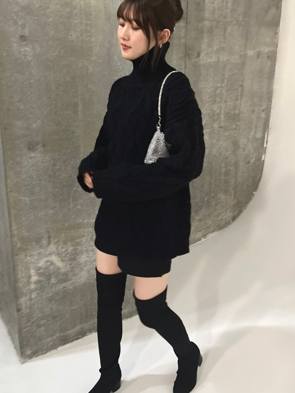 ブラック系のニット/セーター、ブラック系のスカート、その他のその他を着用したレディースの冬コーディネートの2枚目の写真