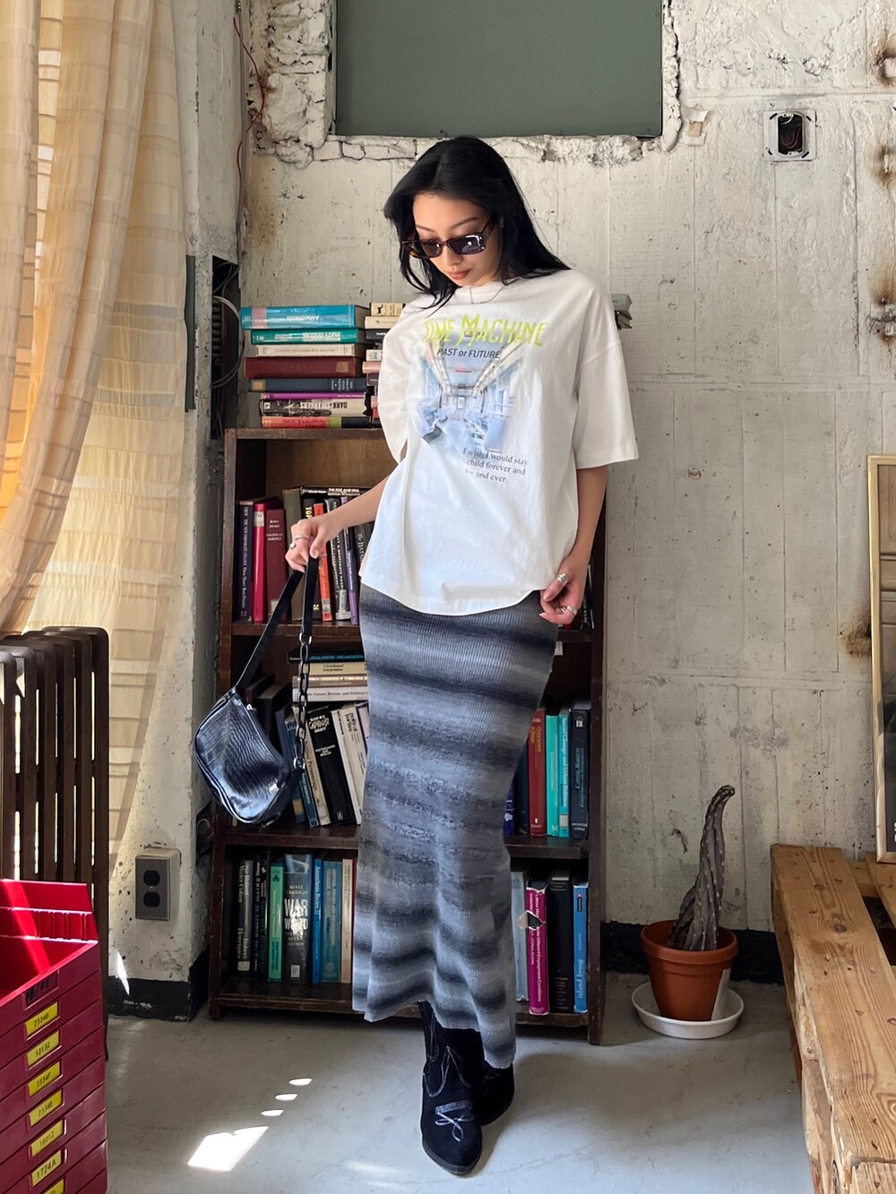「キャミワンピ、韓国ファッション、レイヤードスタイル、プチプラ、ビッグシルエット、初夏コーデ、休日スタイル、ストリート、ロングスカート、カジュアルコーデ、サングラス、海外系ファッション、ブーツ、韓国ストリート、y2k」｜「EPIMI E'PIMMYの〈Setでも〉グラデーションニットキャミワンピ（ワンピース、ブラック系）」を使った、EPIMI ÉPIMMYさん（レディース・165cm）の春コーディネートの3枚目の写真