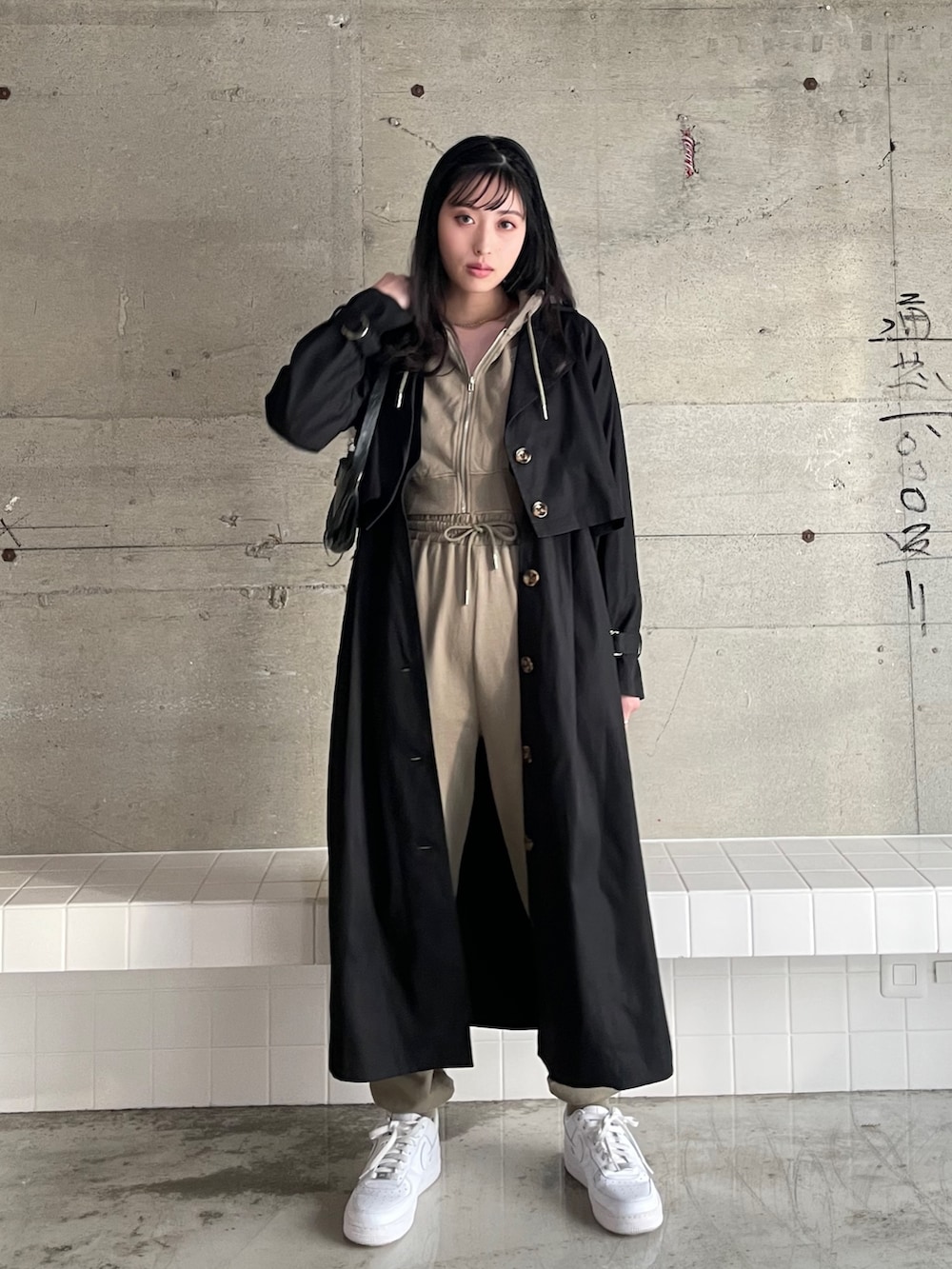 「プチプラ、韓国ファッション、ロゴスウェット、厚底シューズ、シンプルコーデ、パンツスタイル、休日スタイル、カジュアル、セットアップ、パーカー、スウェットパンツ、ワントーンコーデ、ヘッドホン、ストリート、韓国ストリート」｜「EPIMI E'PIMMYの〈Set upにも〉Girl crushスウェットパンツ（スウェットパンツ、グリーン系）」を使った、EPIMI ÉPIMMYさん（レディース・163cm）の冬コーディネートの4枚目の写真