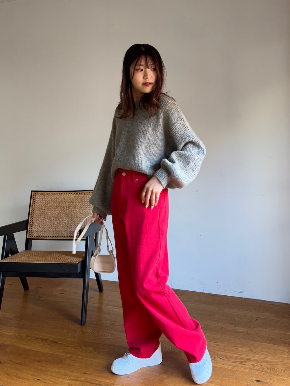 「冬コーデ、マイベストコーデ2024、シンプルコーデ、大人女子、パンツスタイル、冬のコーデ、ゆるコーデ、おでかけコーデ、ラフコーデ、デニムコーデ、カラーデニム、ニット、お洒落さんとつながりたい、レッドコーデ、スニーカーコーデ」｜「EPIMI E'PIMMYのミックスシャギープルオーバー（ニット/セーター、ベージュ系）」を使った、EPIMI ÉPIMMYさん（骨格ナチュラル・レディース・159cm）の冬コーディネートの2枚目の写真