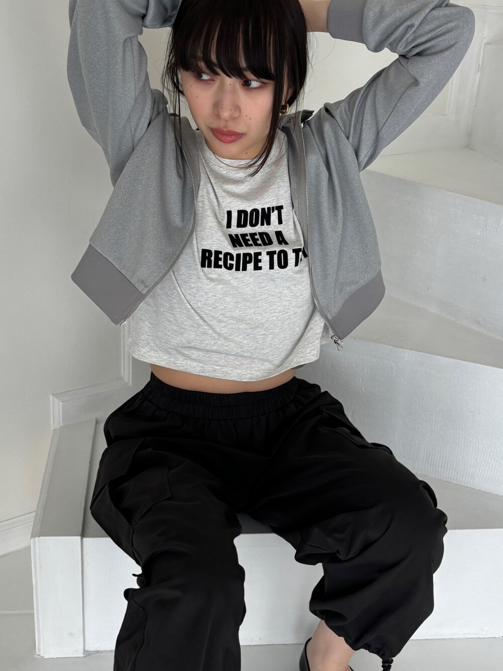 ブラック系のカーゴパンツ、グレー系のその他アウター、グレー系のチェスターコートを着用したレディースの冬コーディネートの5枚目の写真