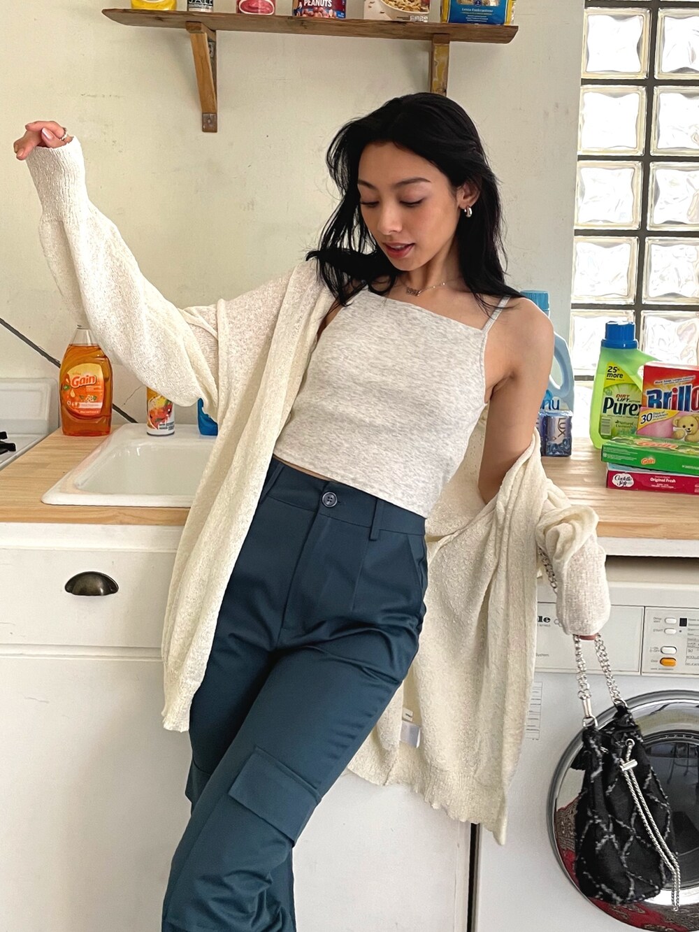 ブルー系のカーゴパンツ、ベージュ系のキャミソール、ピンク系のカーディガン/ボレロを着用したレディースの春コーディネートの3枚目の写真