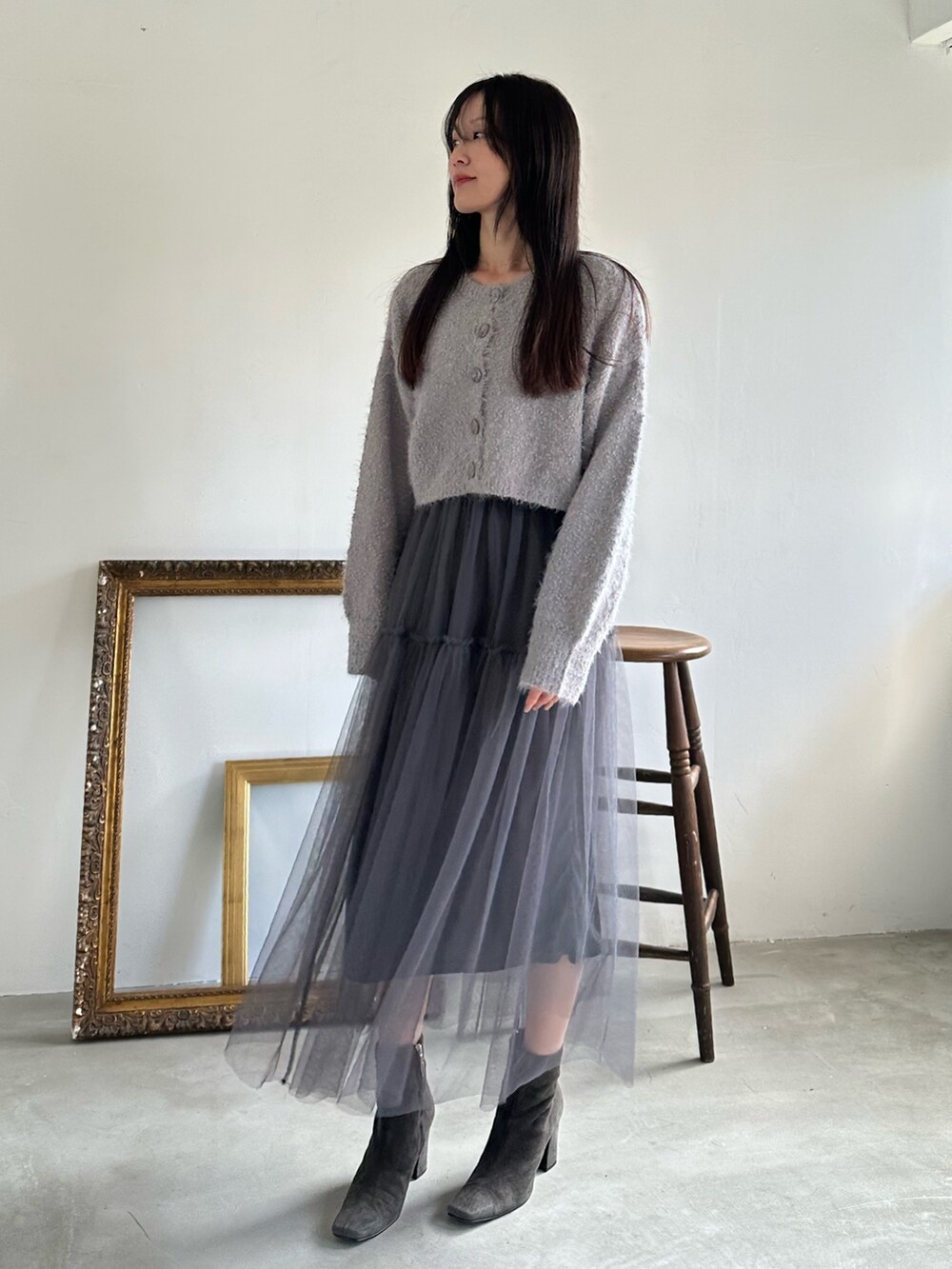 ホワイト系のスカート、グレー系のスカート、ブラック系のスカートを着用したレディースの冬コーディネートの3枚目の写真