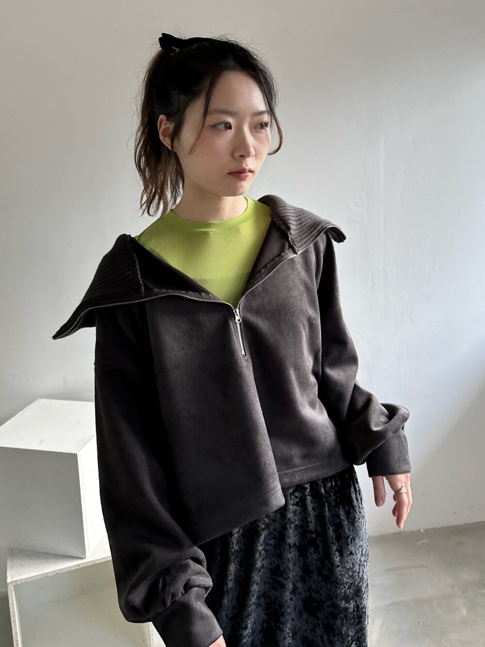 「重ね着ベストシーズン、休日スタイル、ロンT、きれいめカジュアル、ストリート、ブーツ、モノトーン、レイヤードスタイル、ハーフジップ、ベロア、ベロアスカート、ワントーンコーデ、ブラック、差し色コーデ、シアートップス」｜「EPIMI E'PIMMYのクラッシュベロアナロースカート（スカート、ブラック系）」を使った、EPIMI ÉPIMMYさん（レディース・156cm）の秋コーディネートの5枚目の写真