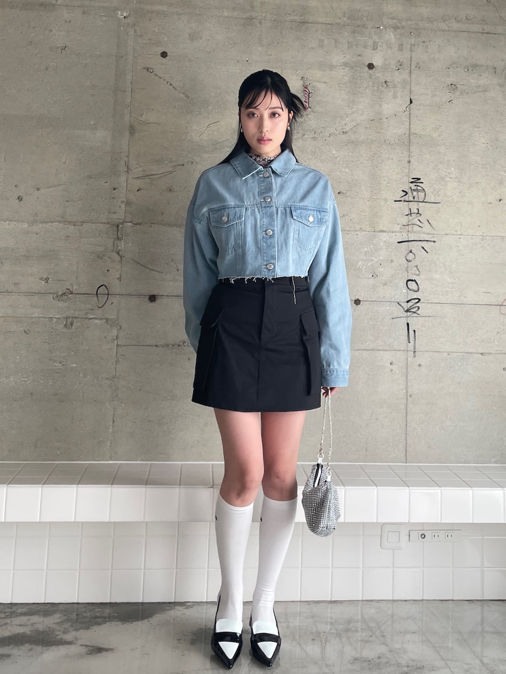 「春服デビュー宣言、きれいめカジュアル、春アウター、ストリート、春服みてみて、デニム、デニムジャケット、カーゴスカート、ミニスカート、韓国ストリート、Gジャン、韓国ファッション、ショート丈トップス、y2k、いまどきジャケット写真」|「EPIMI E'PIMMYのカーゴミニスカート(スカート、ブラック系)」を使った、EPIMI ÉPIMMYさん(レディース・163cm)の春コーディネートの2枚目の写真
