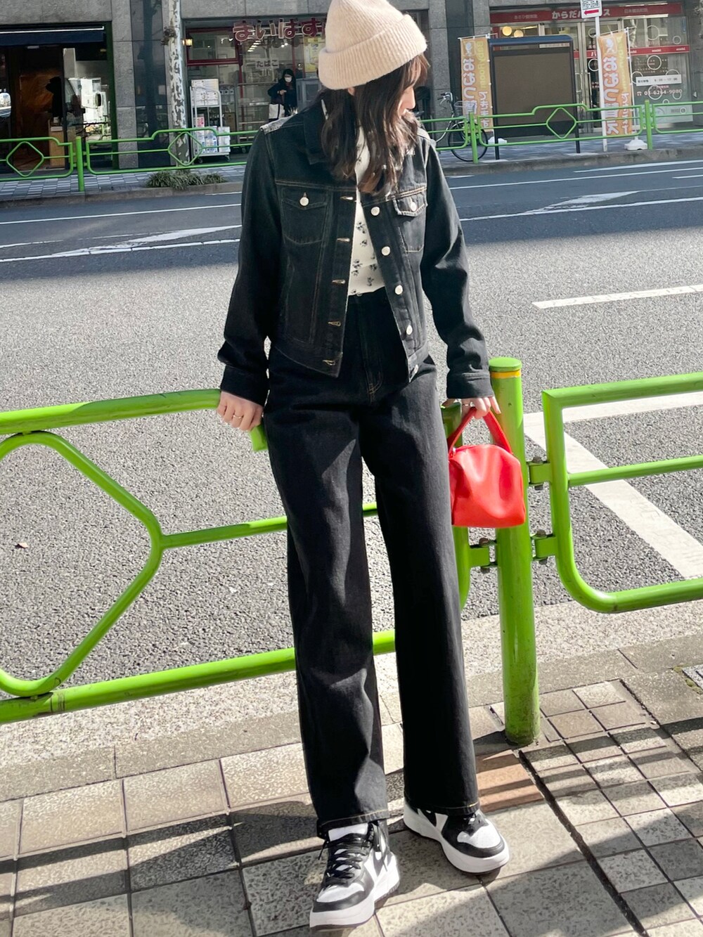 シルバー系のバレエシューズ、ブラック系のデニムジャケット、イエロー系のTシャツ/カットソーを着用したレディースの春コーディネートの4枚目の写真