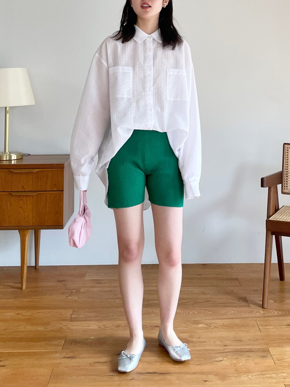 シルバー系のバレエシューズ、グリーン系のその他パンツ、その他のその他を着用したレディースの春コーディネートの2枚目の写真