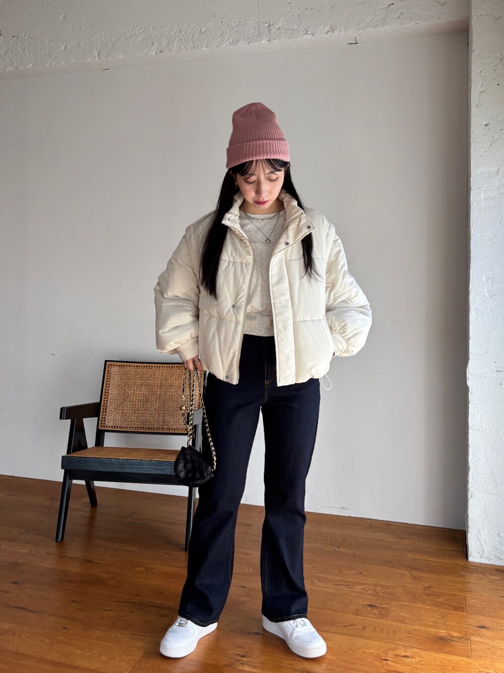 ブルー系のデニムパンツ、ホワイト系のスニーカー、ベージュ系のTシャツ/カットソーを着用したレディースの冬コーディネートの2枚目の写真