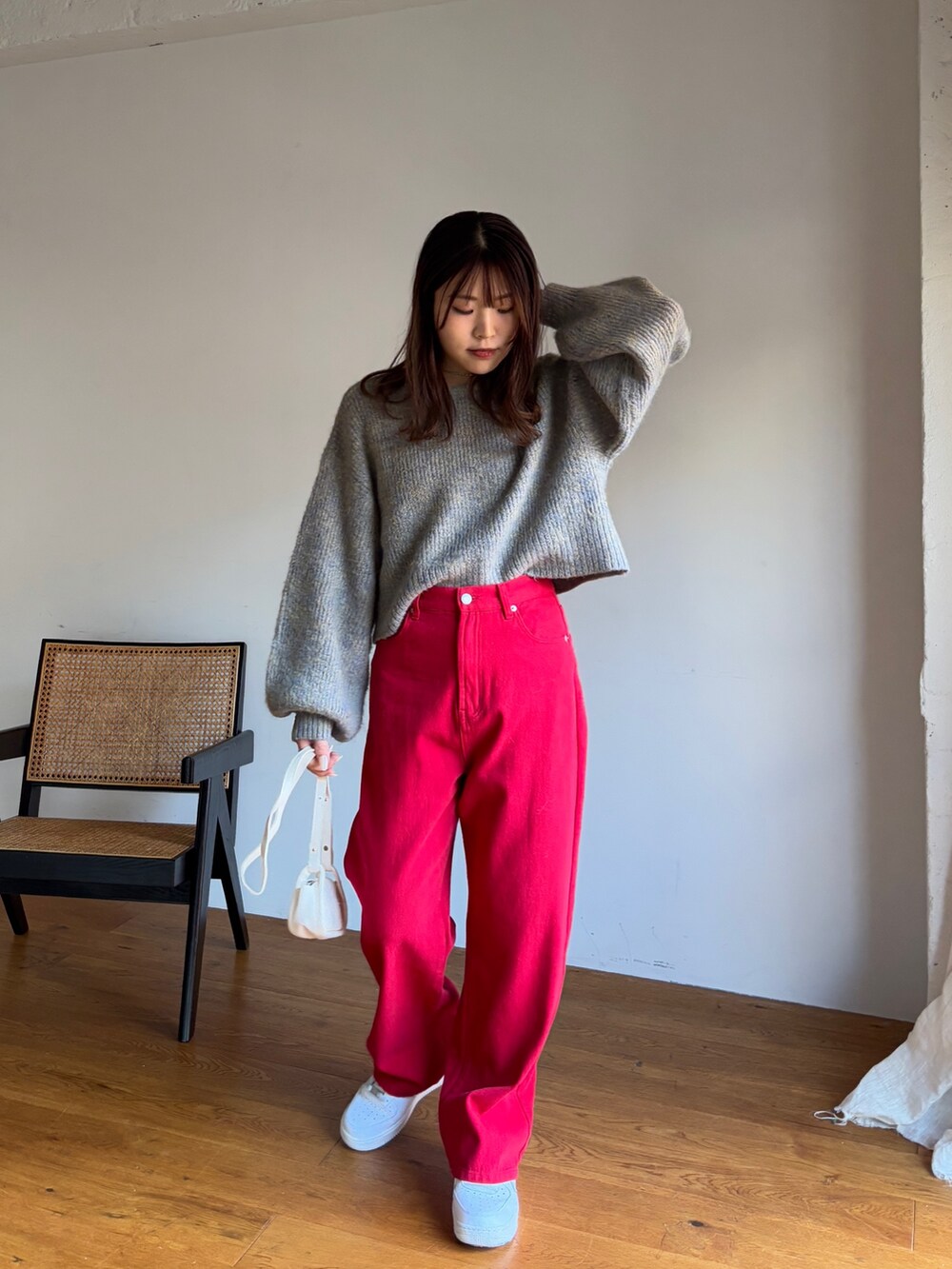 「冬コーデ、マイベストコーデ2024、シンプルコーデ、大人女子、パンツスタイル、冬のコーデ、ゆるコーデ、おでかけコーデ、ラフコーデ、デニムコーデ、カラーデニム、ニット、お洒落さんとつながりたい、レッドコーデ、スニーカーコーデ」｜「EPIMI E'PIMMYのミックスシャギープルオーバー（ニット/セーター、ベージュ系）」を使った、EPIMI ÉPIMMYさん（骨格ナチュラル・レディース・159cm）の冬コーディネートの4枚目の写真