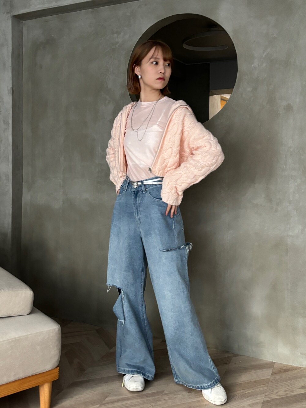 ピンク系のカーディガン/ボレロ、ピンク系のTシャツ/カットソー、ブルー系のデニムパンツを着用したレディースの冬コーディネートの3枚目の写真