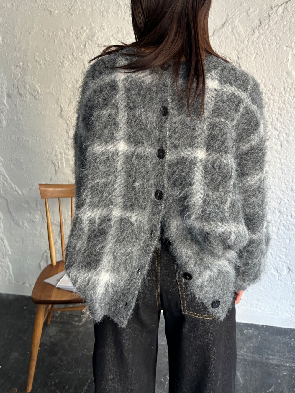 ブラック系のデニムパンツ、ブラック系のカーディガン/ボレロ、その他のその他を着用したレディースの冬コーディネートの4枚目の写真