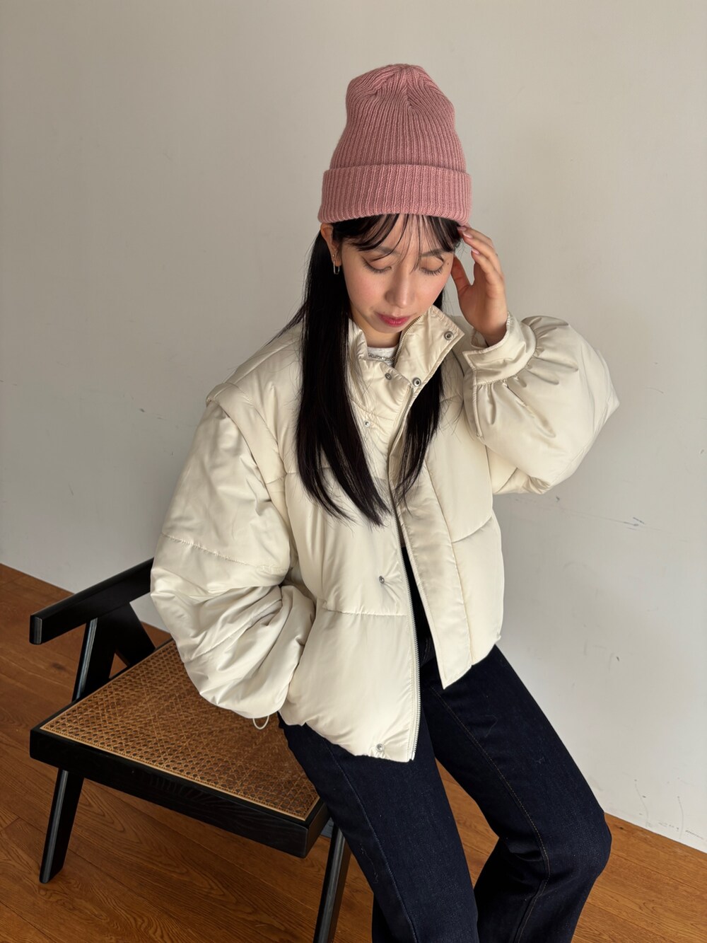 ブルー系のデニムパンツ、ホワイト系のスニーカー、ベージュ系のTシャツ/カットソーを着用したレディースの冬コーディネートの4枚目の写真