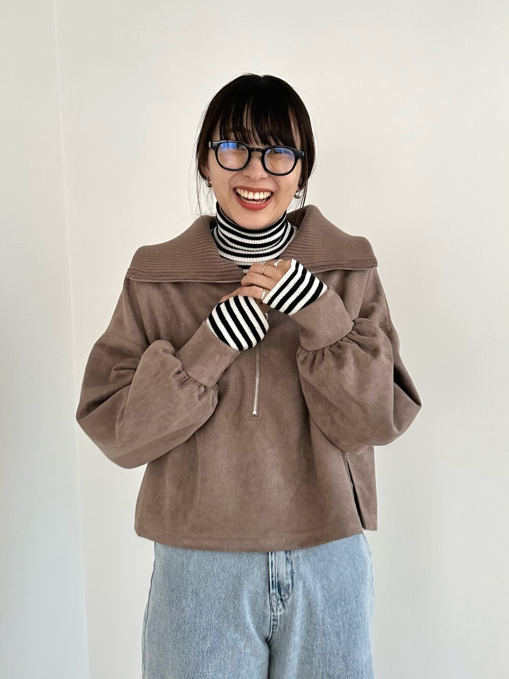 ホワイト系のカーゴパンツ、ブラウン系のTシャツ/カットソー、ホワイト系のニット/セーターを着用したレディースの秋コーディネートの4枚目の写真