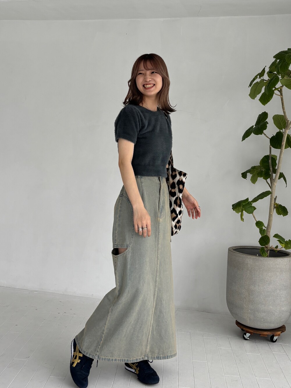 グレー系のニット/セーター、ブルー系のデニムスカート、その他のその他を着用したレディースの秋コーディネートの2枚目の写真