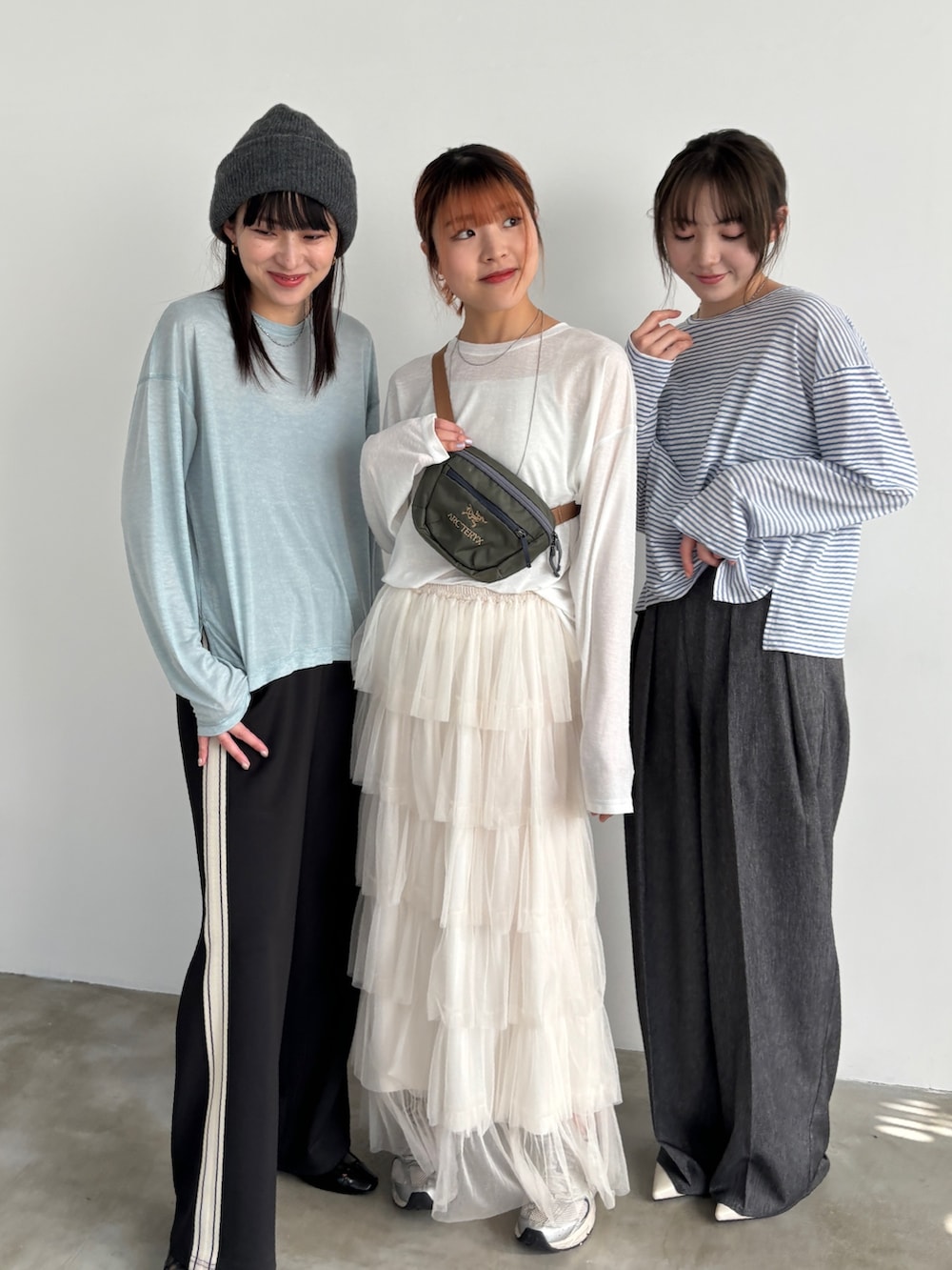「似合うラボに行こう、ニット、淡色コーデ、春色、休日スタイル、スニーカー、ショルダーバッグ、デートコーデ、スポーツミックス、メガネ女子、春コーデ、プチプラ、ティアードスカート、トラックパンツ、シミラールック」|「EPIMI E'PIMMYのティアードラメチュールスカート(スカート、ホワイト系)」を使った、EPIMI ÉPIMMYさん(レディース・160cm)の冬コーディネートの3枚目の写真