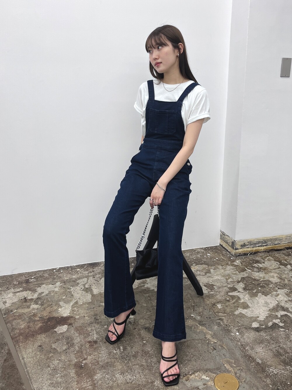 ブルー系のサロペット/オーバーオール、その他のその他を着用したレディースの夏コーディネートの3枚目の写真