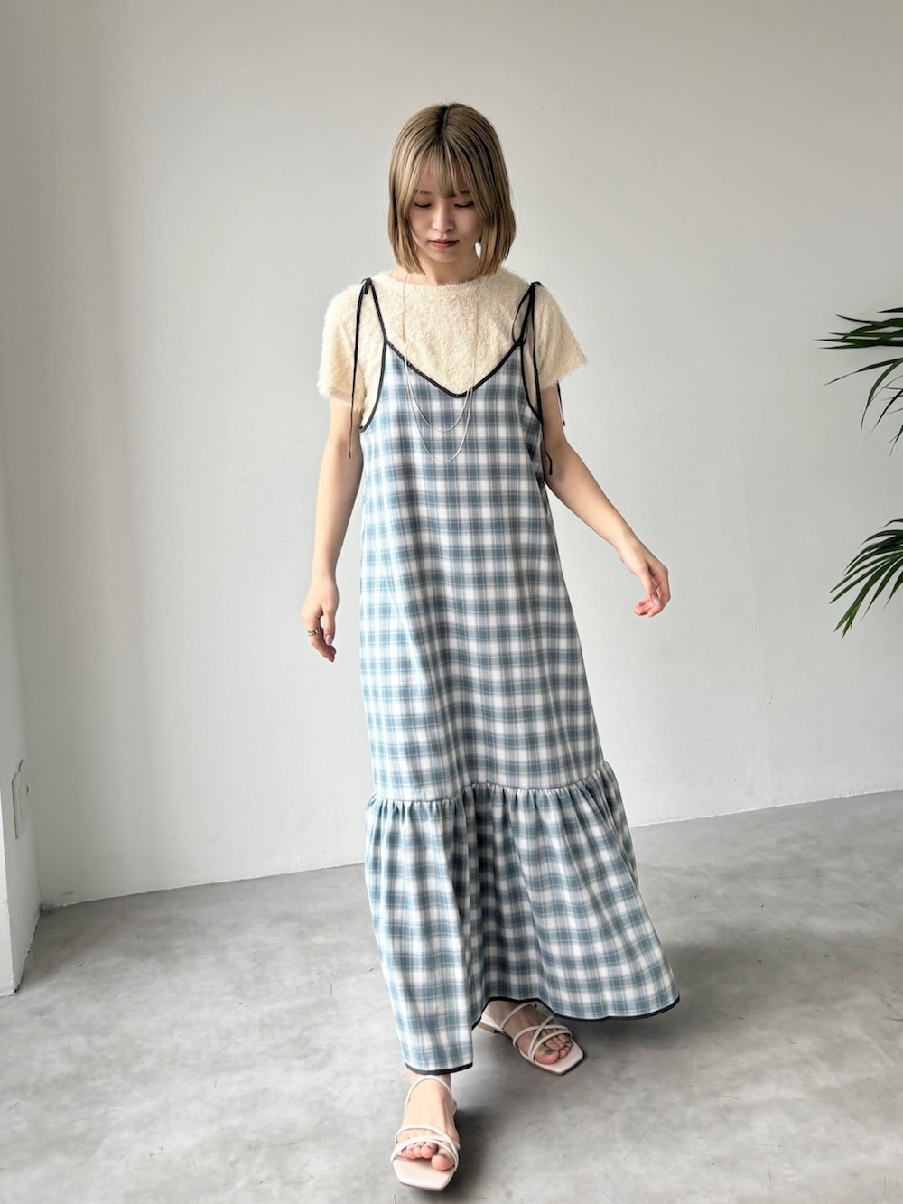 「淡色コーデ、韓国ファッション、キャミワンピ、お出かけコーデ、レイヤードスタイル、デートコーデ、スニーカー、きれいめカジュアル、春夏コーデ、シアートップス、ワンピース、チェック柄、チェックワンピース、ティアードワンピース、春コーデ」｜「EPIMI E'PIMMYのパイピングチェックティアードキャミワンピース（ワンピース、ブルー系）」を使った、EPIMI ÉPIMMYさん（レディース・158cm）の春コーディネートの6枚目の写真