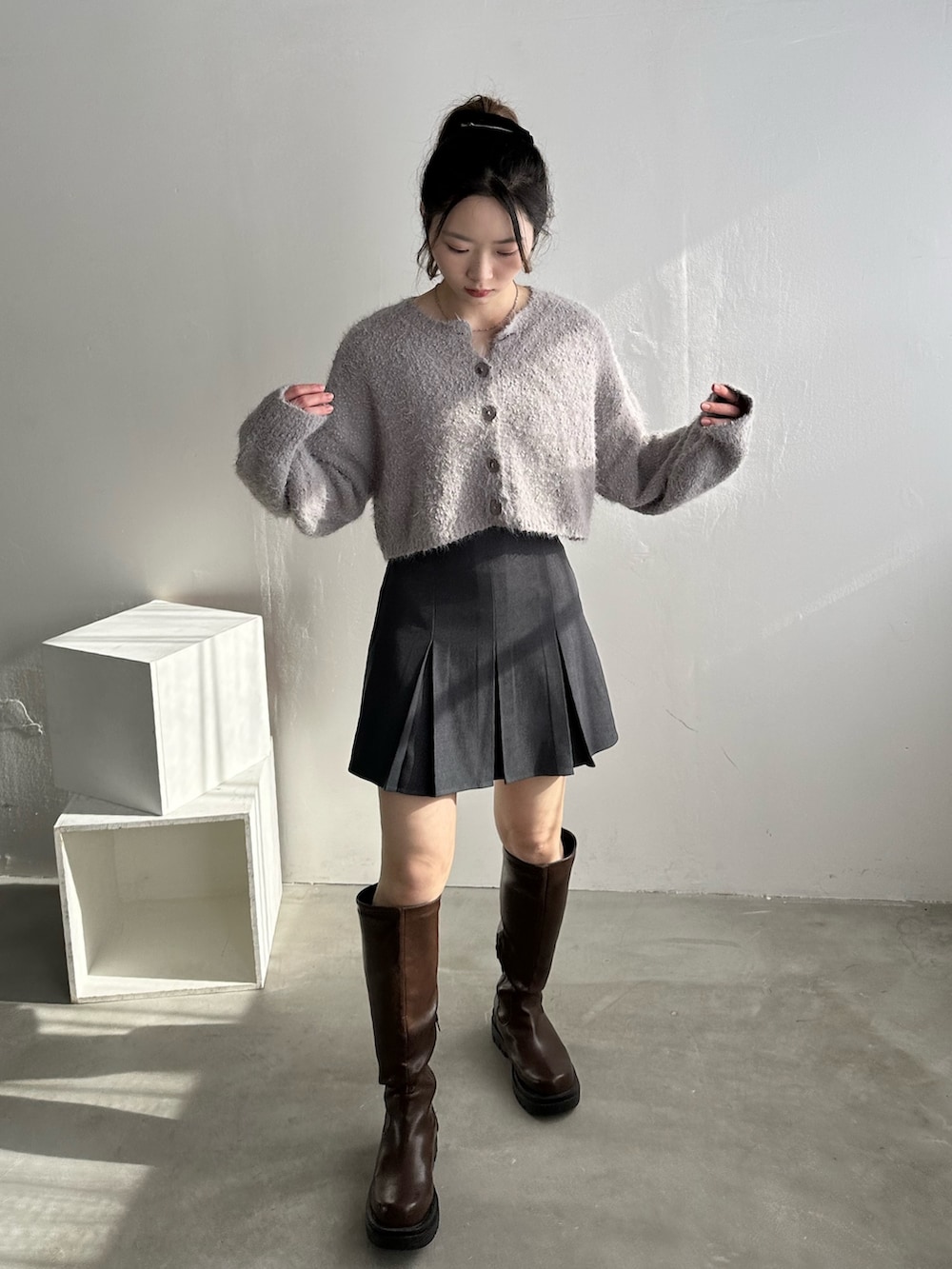 「ファッションを楽しもう、ブーツ、モノトーン、厚底シューズ、お出かけコーデ、プチプラ、レイヤードスタイル、ニット、ワントーンコーデ、カーディガン、プリーツスカート、ロングブーツ、骨格ウェーブ、淡色コーデ、冬コーデ」｜「EPIMI E'PIMMYの【ハンドウォッシャブル】2WAYスラブフェザーカーディガン（カーディガン/ボレロ、グレー系）」を使った、EPIMI ÉPIMMYさん（レディース・156cm）の秋コーディネートの5枚目の写真