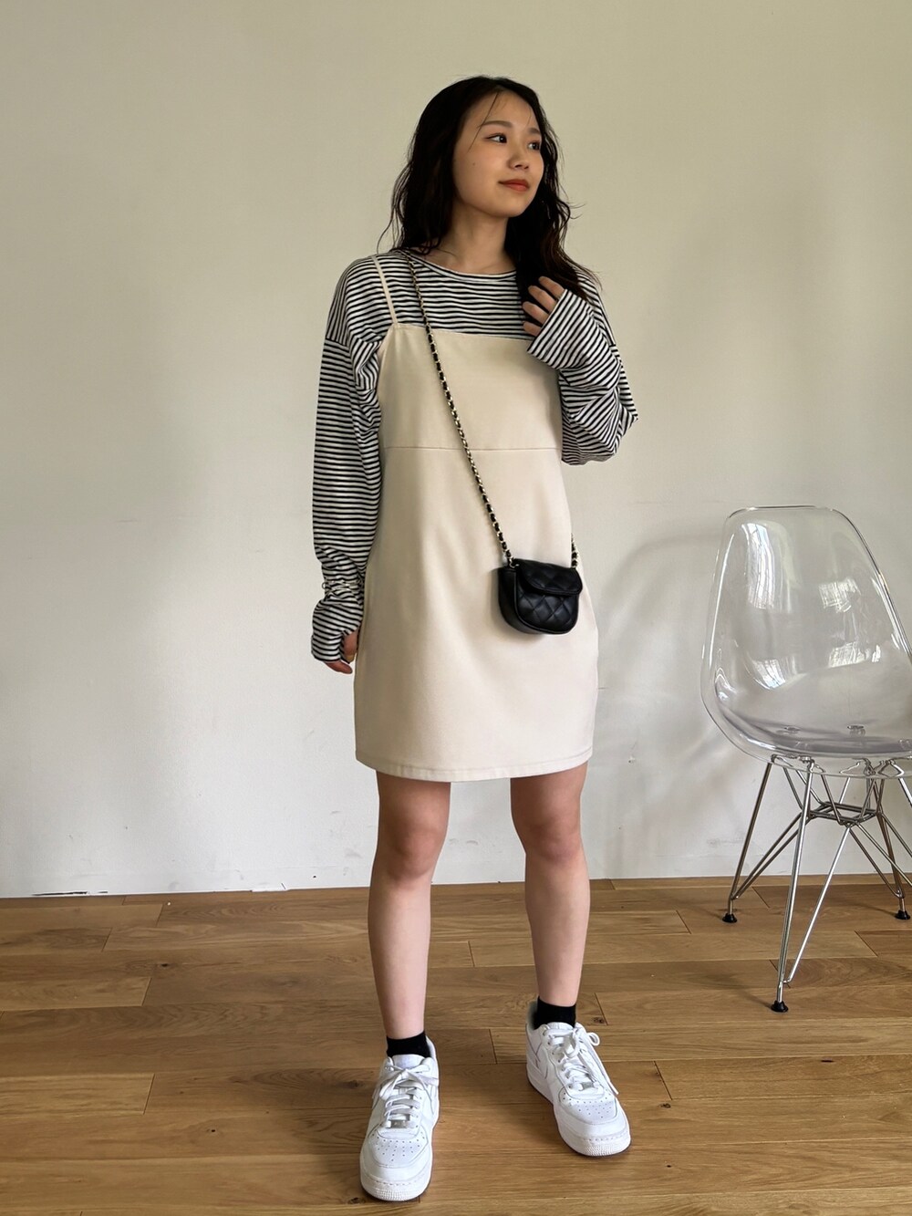 ホワイト系のワンピース、ホワイト系のTシャツ/カットソー、ホワイト系のスニーカーを着用したレディースの春コーディネートの4枚目の写真