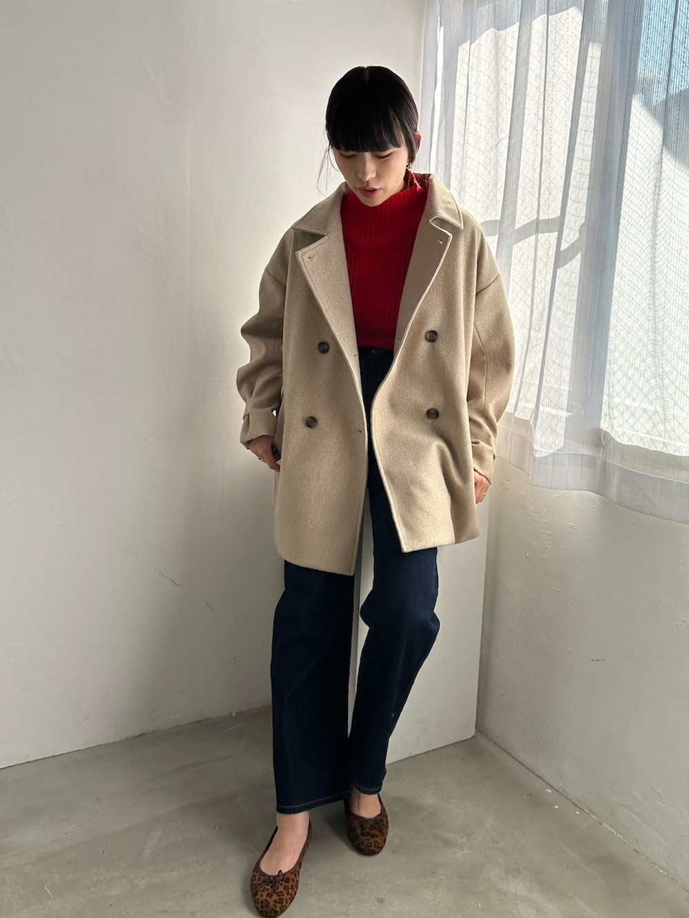 「タートルネック、レイヤードスタイル、韓国ファッション、冬アウター、クリスマスに着たい服、休日スタイル、マイベストコーデ2023、赤、お出かけコーデ、コート、デニム、きれいめカジュアル、バレエシューズ、レオパード、冬を彩る色いろコーデ」｜「EPIMI E'PIMMYのタックスリーブダブルフェイスミドルコート（その他アウター、ベージュ系）」を使った、EPIMI ÉPIMMYさん（レディース・166cm）の冬コーディネートの4枚目の写真