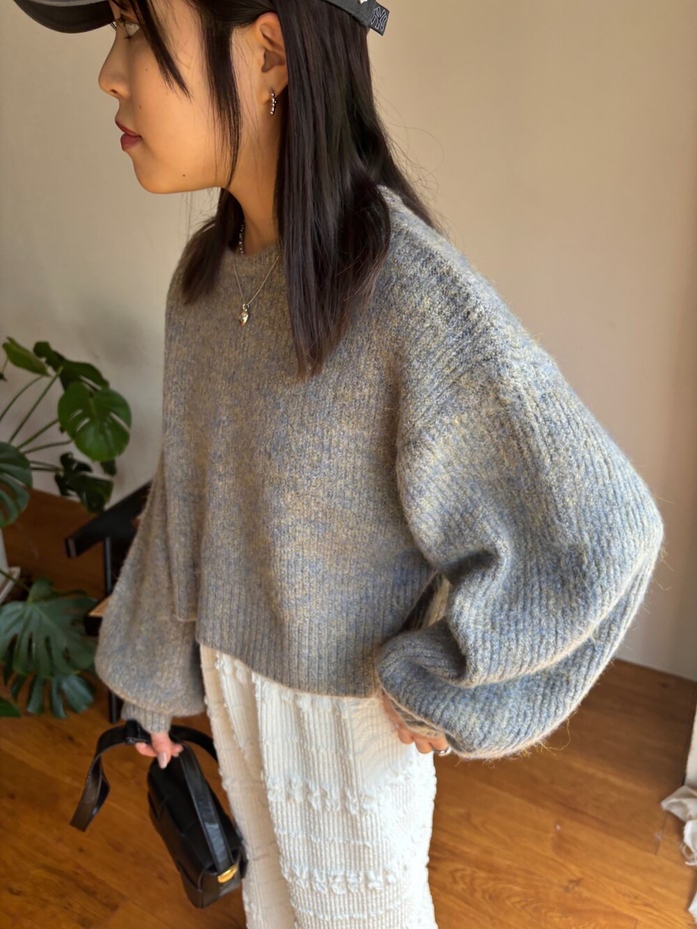 ベージュ系のニット/セーター、ホワイト系のスカート、ブラック系のスニーカーを着用したレディースの秋コーディネートの4枚目の写真